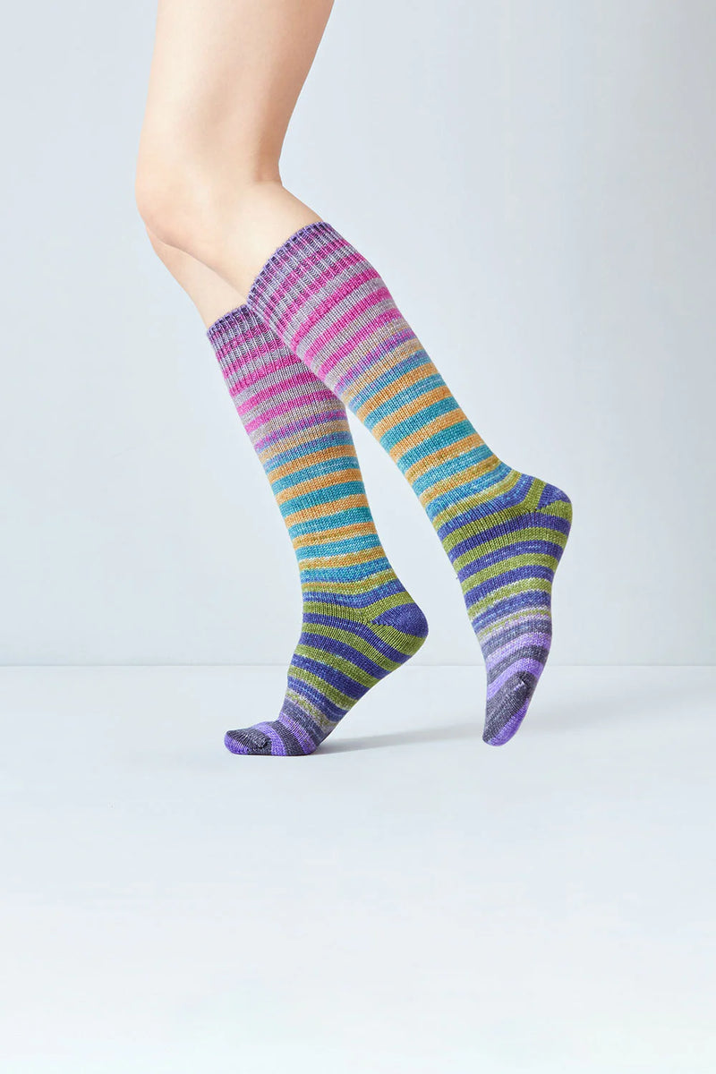 Uneek-Socken von Urth Knits – Moonbow – Kniehoch