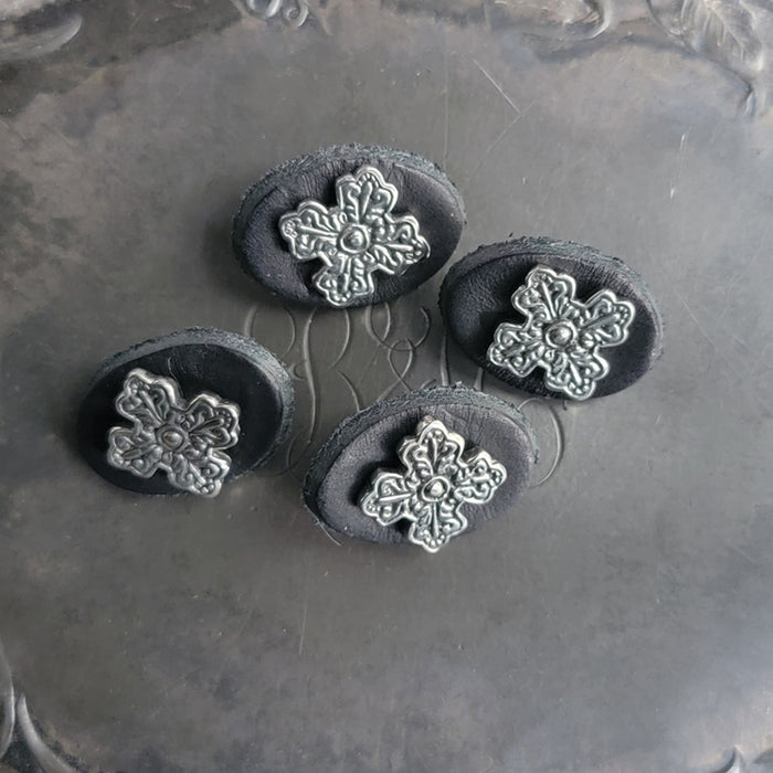 Acanthus Cross Stud Buttons - Set of 4 bu JUL Designs