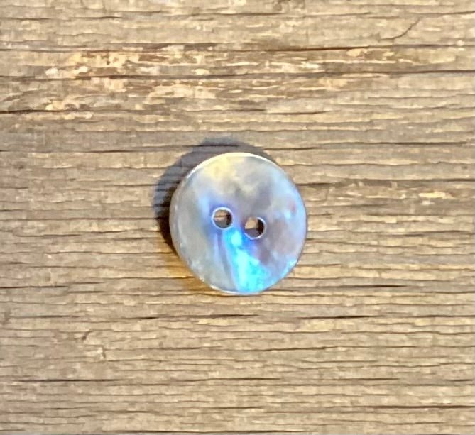 300962 Natural Pearl Button Blue 18mm
