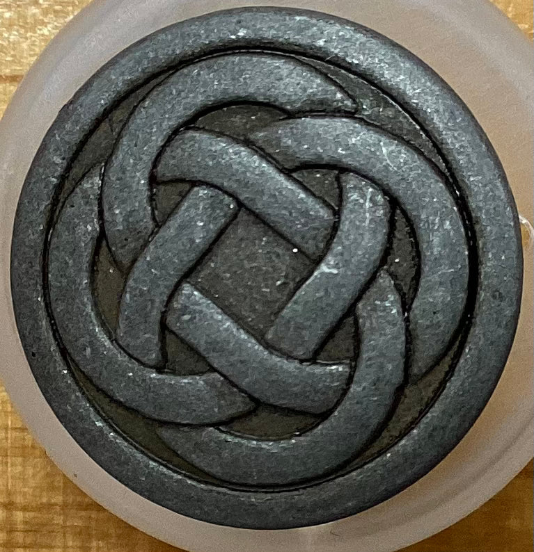 331148 Antik-Zinnknopf aus Vollmetall mit keltischem Knoten, 23 mm