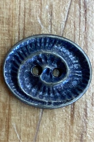 311122 Ovaler Vollmetallknopf mit Spirale, antikes Messing, 18 mm