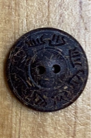 331273 Rund kokosnøddeknap indgraveret 18mm