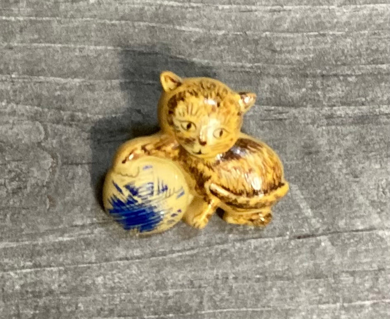 Gul killing kat knap med blåt garn 1 1/4 tomme 340504